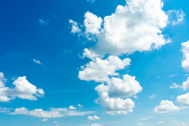 Photo ciel bleu et nuages blancs espace de copie d'arrière-plan pour votre texte