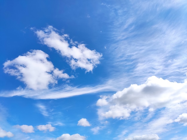 Ciel bleu avec des nuages blancs en été