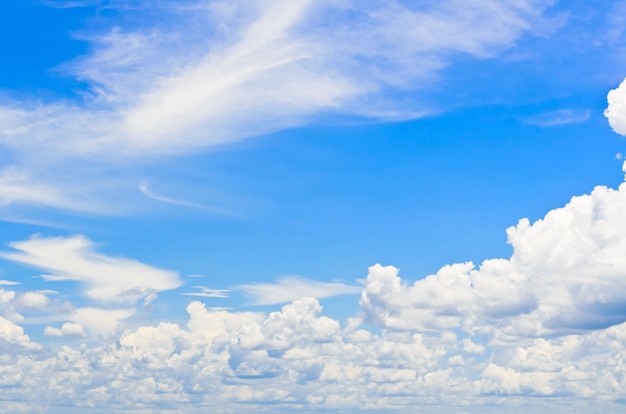 Ciel bleu avec des nuages blancs en été