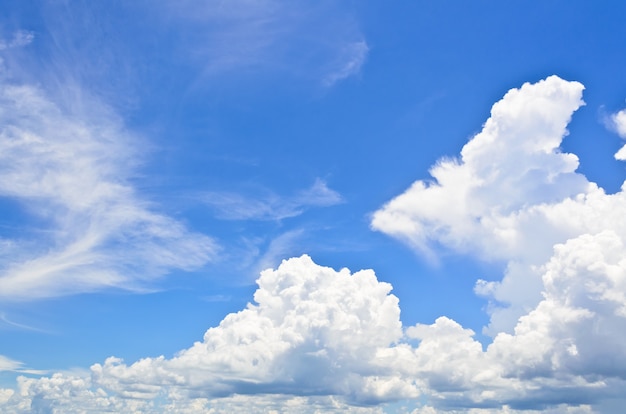 Ciel bleu avec des nuages blancs en été