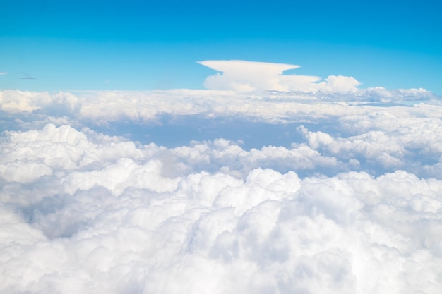 Ciel bleu nuages blancs fond du ciel