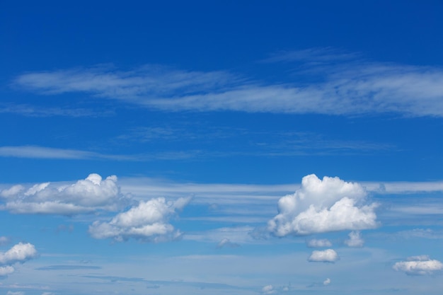 ciel bleu avec des nuages blancs un jour d'été ensoleillé