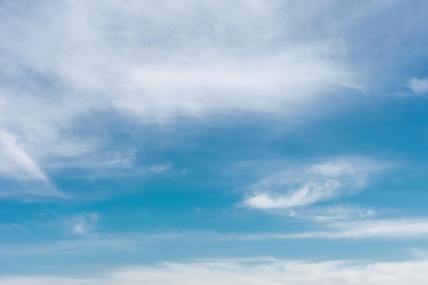 Ciel bleu avec des nuages blancs en journée ensoleillée