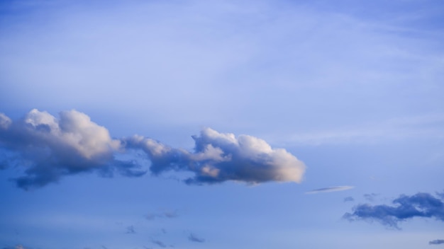 Ciel bleu avec des nuages blancs moelleux Beau fond de nature