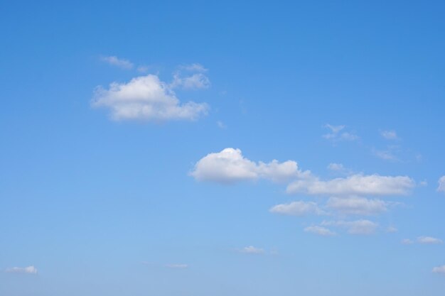 Ciel bleu avec des nuages blancs moelleux changeant constamment de forme