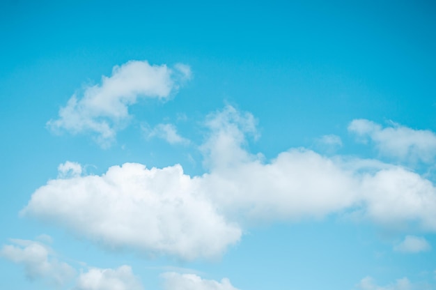 Ciel bleu avec des nuages blancs moelleux Fond de nature