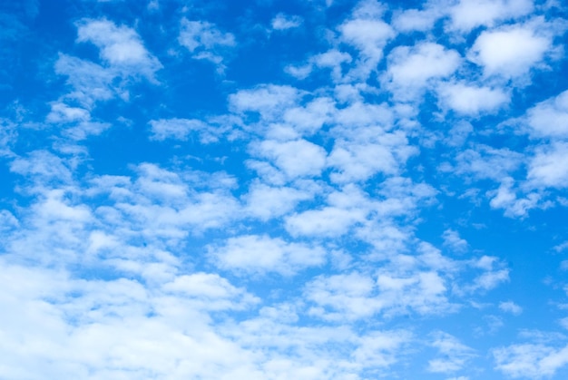 Le ciel bleu et les nuages blancs moelleux