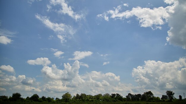 Ciel bleu avec des nuages blancs en mouvement avant la pluie en arrière-plan