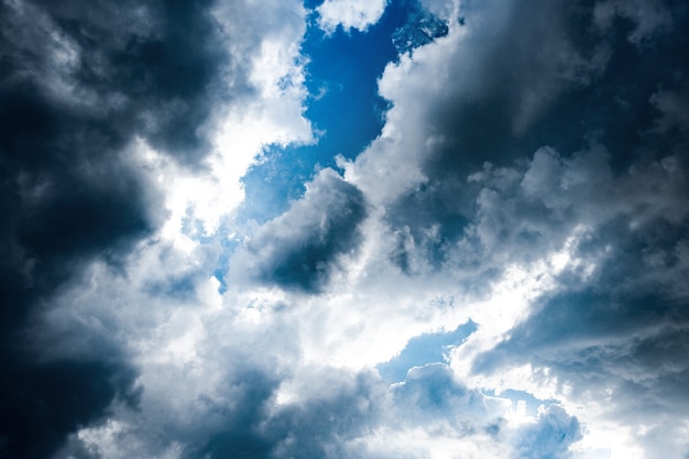 Un ciel bleu nuages blancs sur la nature estivale