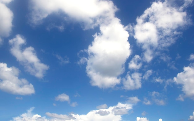 ciel bleu nuages blancs nature