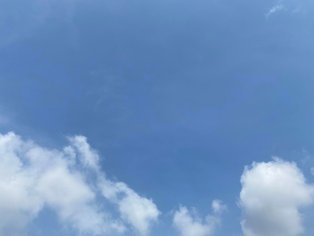 Un ciel bleu avec des nuages blancs et un nuage blanc.