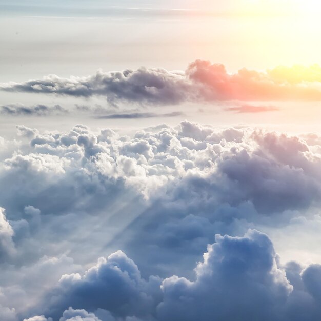 Le ciel bleu les nuages blancs les nuages du ciel le soir le coucher du soleil le lever du soleil le fond