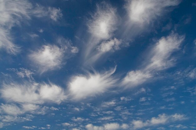Photo ciel bleu avec des nuages blancs originaux formant un motif intéressant