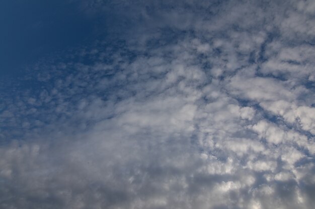 Ciel bleu avec des nuages blancs pendant la journée