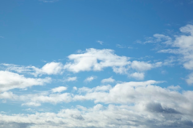 Ciel bleu avec des nuages blancs pendant la journée