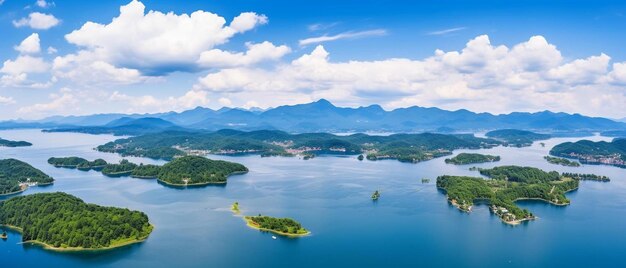 Photo ciel bleu et nuages blancs photographie aérienne du paysage du lac qiandao