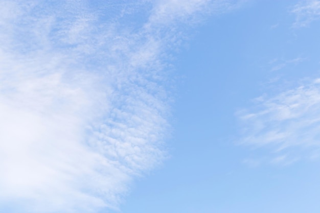 Ciel bleu avec des nuages blancs pour un fond frais