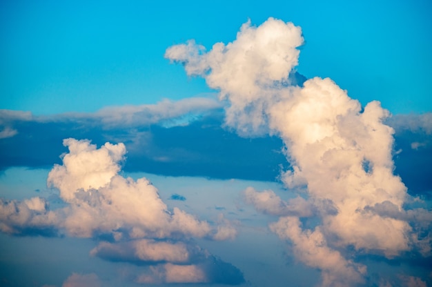 Ciel bleu avec des nuages blancs pour fond naturel