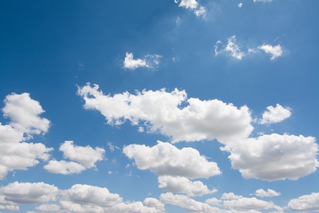 Ciel bleu avec des nuages blancs pour le fond