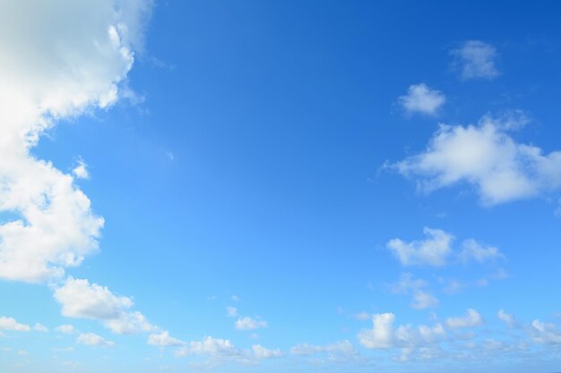 Ciel bleu et nuages blancs en Sardaigne