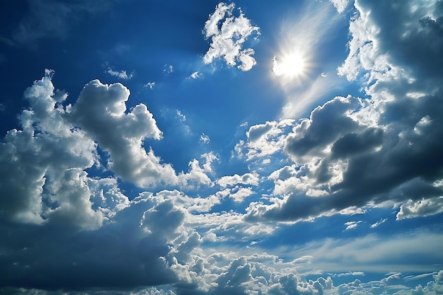 Photo ciel bleu avec des nuages blancs et le soleil arrière-plan et texture naturels