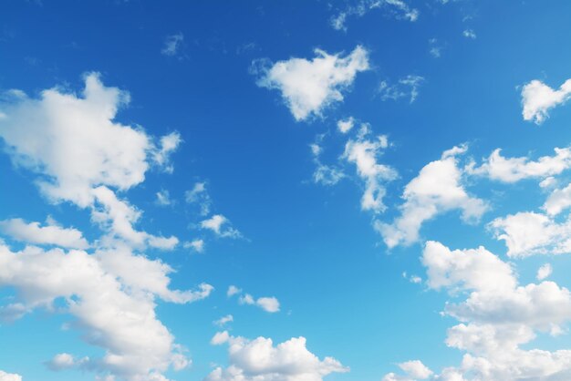 Ciel bleu avec des nuages blancs tourné à Alghero Italie