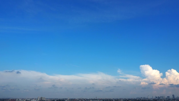 Ciel bleu et nuages blancs sur la ville par beau temps été