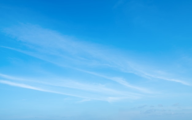 Ciel bleu et nuages blancs