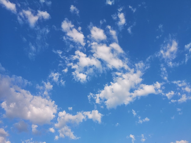 Ciel bleu et nuages blancs