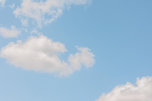 Ciel bleu avec des nuages ​​blancs