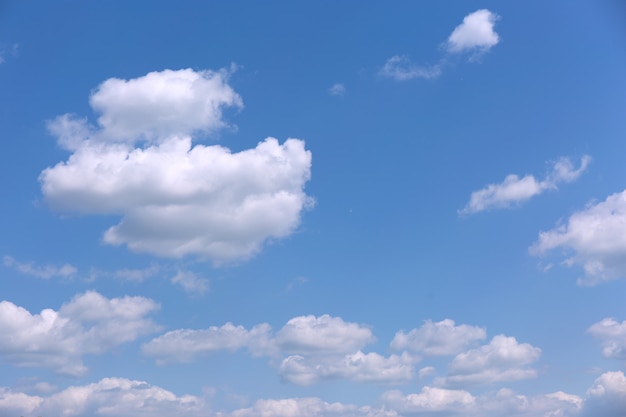 Ciel Bleu Avec Des Nuages Blancs.