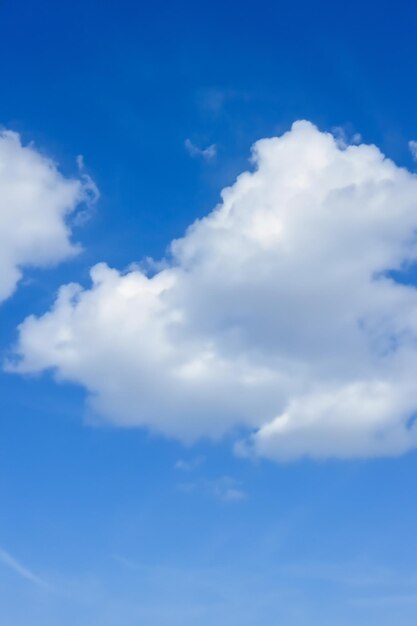 Photo le ciel bleu et les nuages blancs