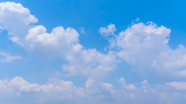 Le ciel bleu et les nuages ​​blancs