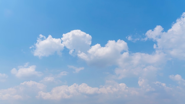 Le ciel bleu et les nuages ​​blancs