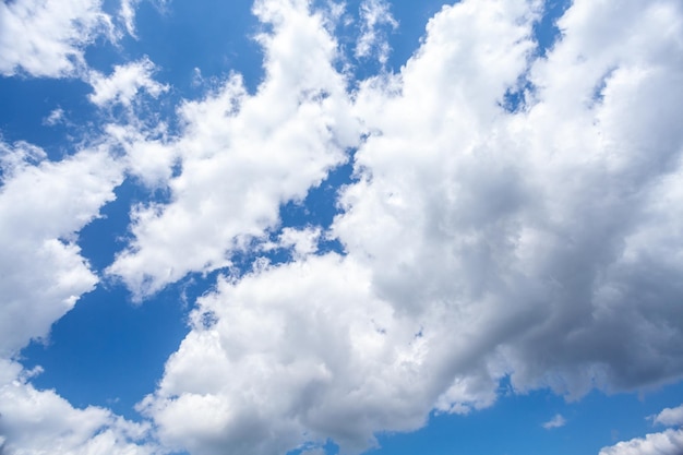 Ciel bleu avec des nuages blancs