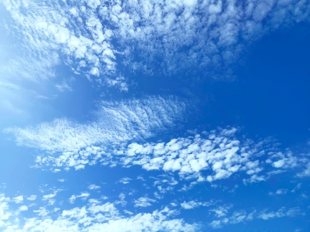 Ciel bleu avec des nuages ​​blancs