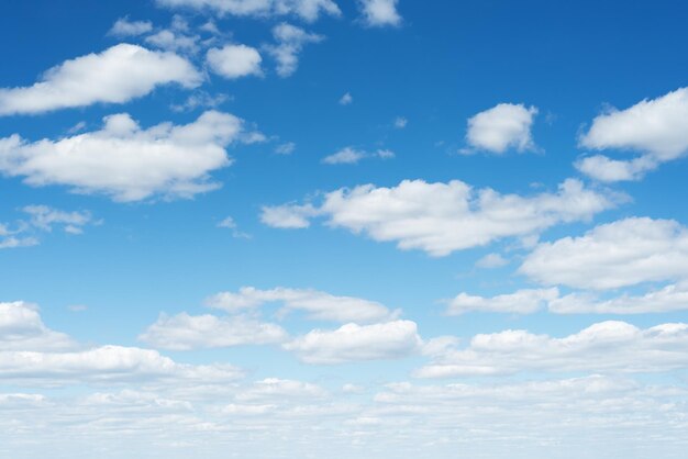 Un ciel bleu avec des nuages blancs