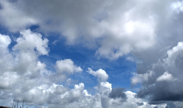 Le ciel bleu et les nuages blancs