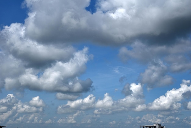 Le ciel bleu et les nuages blancs