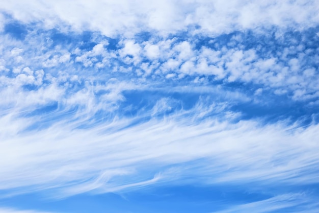 Ciel bleu avec des nuages ​​blancs