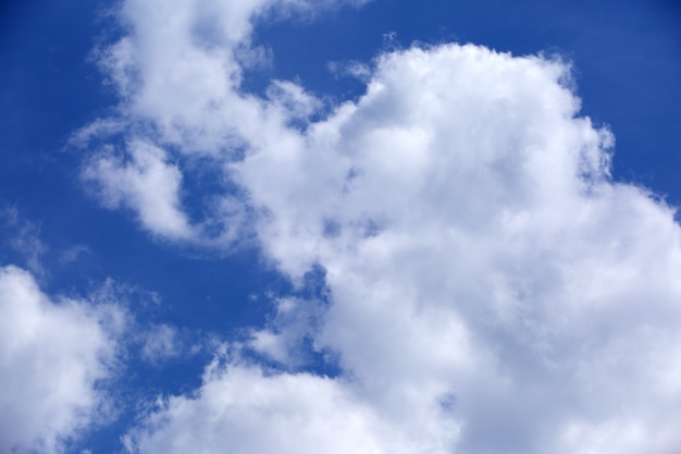 Ciel bleu avec des nuages blancs.