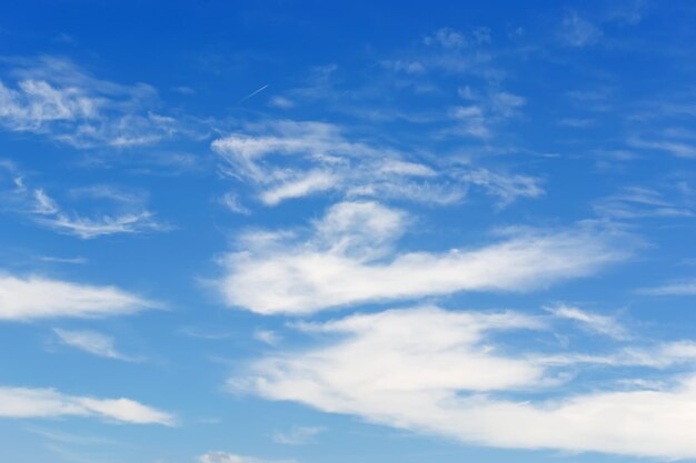 Ciel bleu et nuages blancs