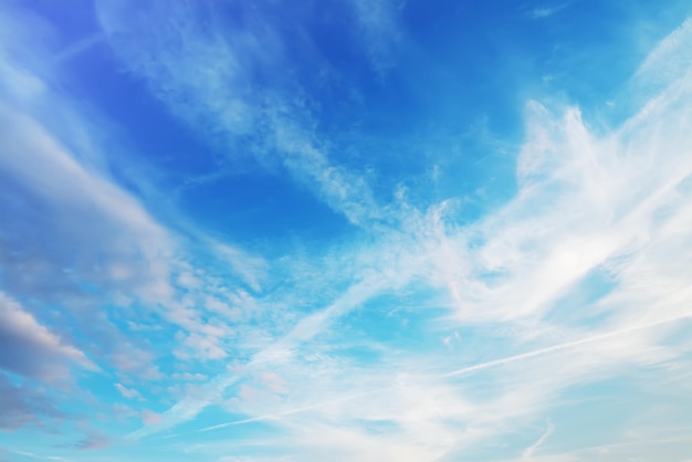 Ciel bleu avec des nuages blancs