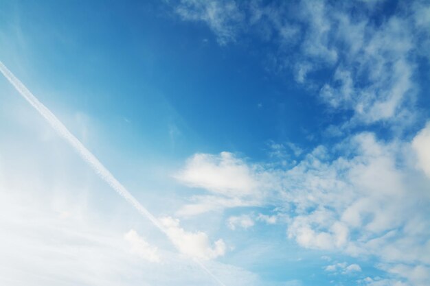 Ciel bleu avec des nuages blancs