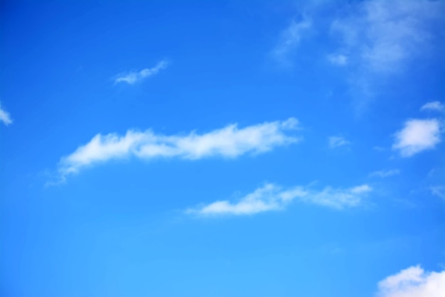 Ciel bleu avec des nuages blancs