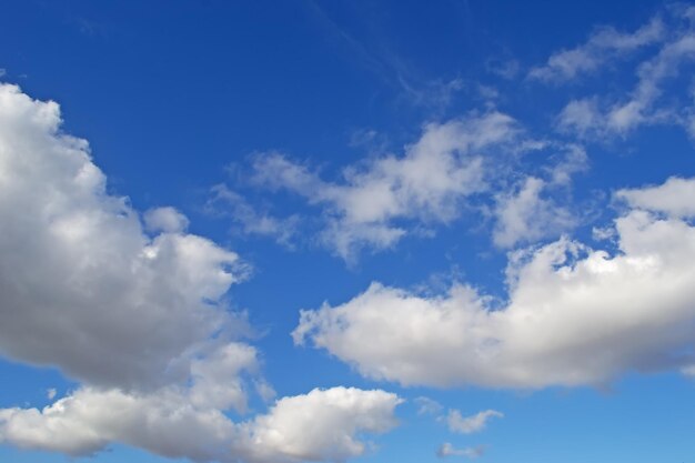 Ciel bleu et nuages blancs