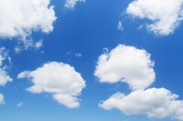 Ciel bleu avec des nuages blancs