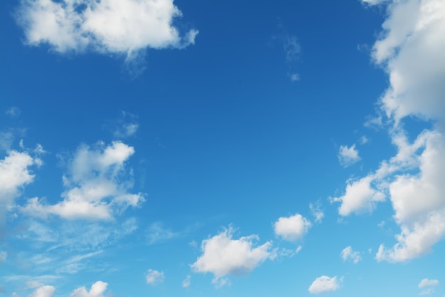 Ciel bleu avec des nuages blancs