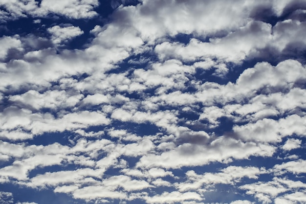 Ciel bleu avec des nuages blancs