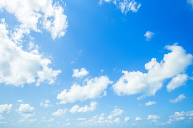 Ciel bleu avec des nuages blancs